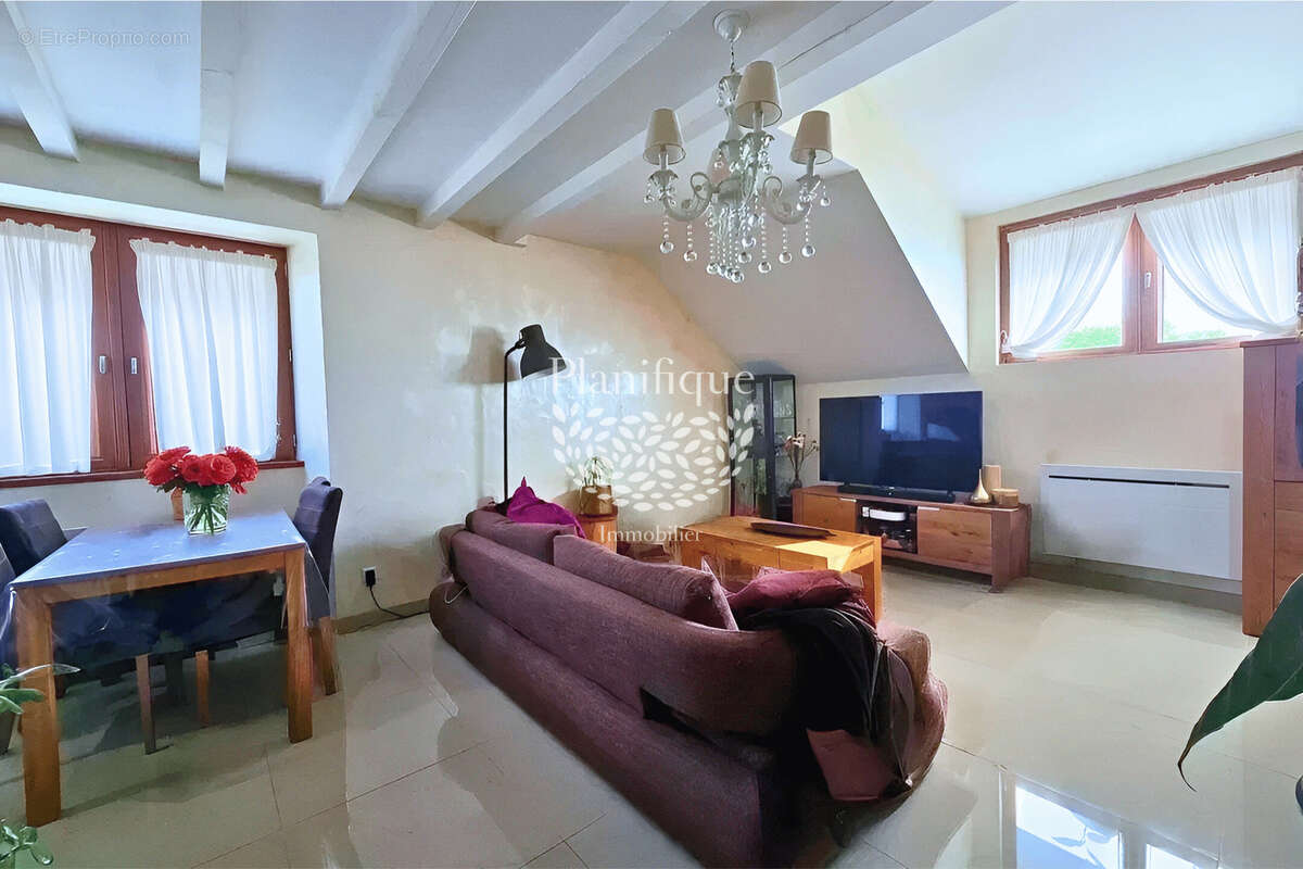Appartement à PERON