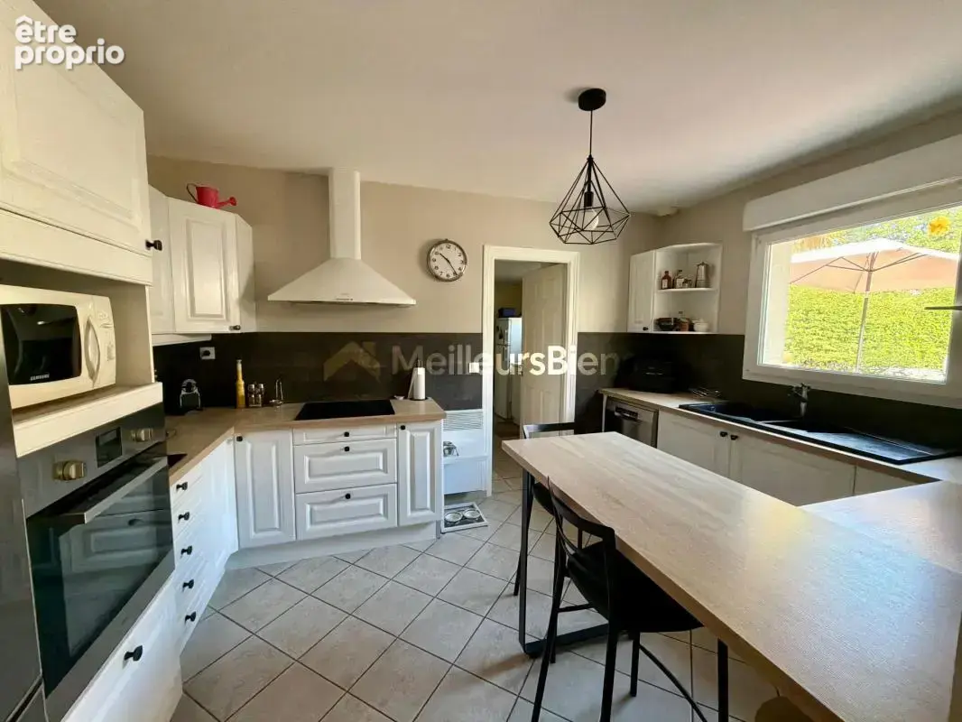 Maison de plain-pied 134 m² – 3/4 chambres – Piscine chauffée – Terrain 1 352 m² – La Bazouge-des-Alleux - photo 4