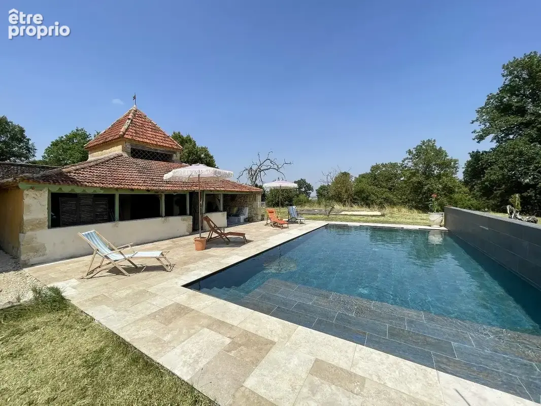 Propriété de caractère rénovée avec piscine, dépendances sur terrain de plus d'un hectare - photo 5