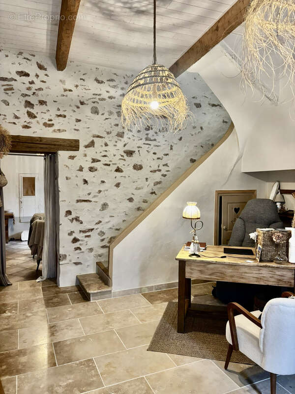 Maison à MONTOULIERS