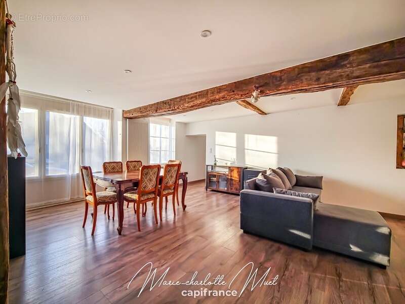 Maison à BAGE-LE-CHATEL