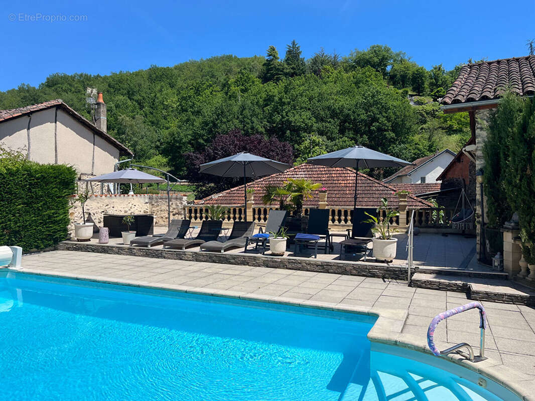 Élégante propriété de caractère avec trois habitations, piscine et cadre privilégié - photo 2