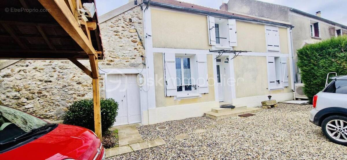 Maison à CLOS-FONTAINE