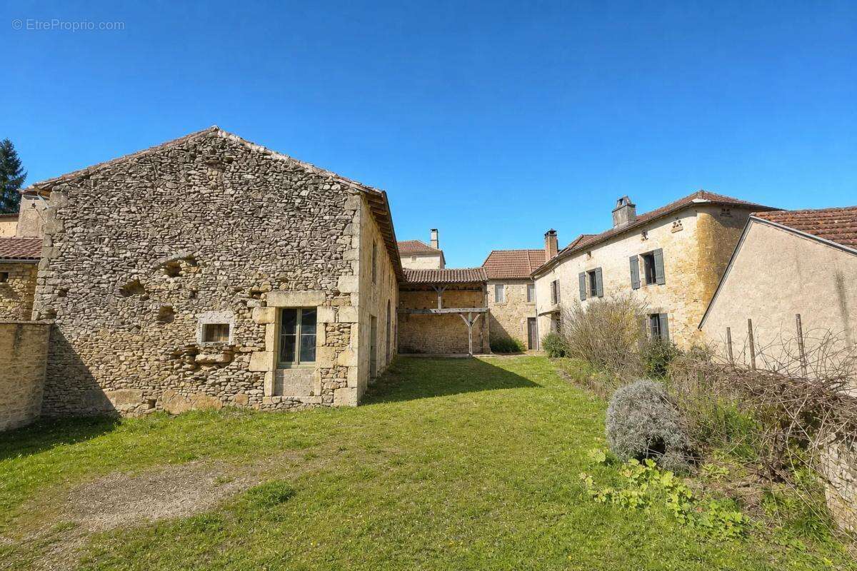 Maison à SAINT-CERNIN-DE-L'HERM
