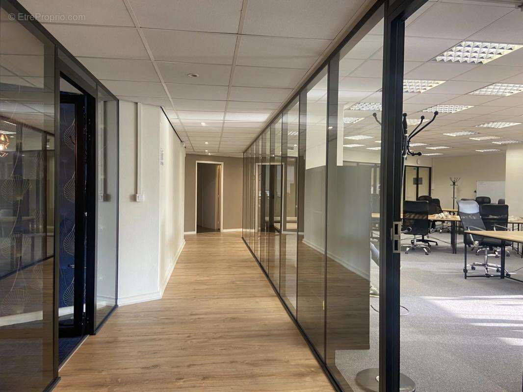 Les Bureaux de la Colline. Situé dans un environnement facile d’accès, proche des transports, et en coeur de ville, plateau de b - photo 2