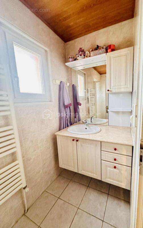 Une vue rare, un emplacement recherché, une maison de caractère au cœur de Roiffieux - photo 5