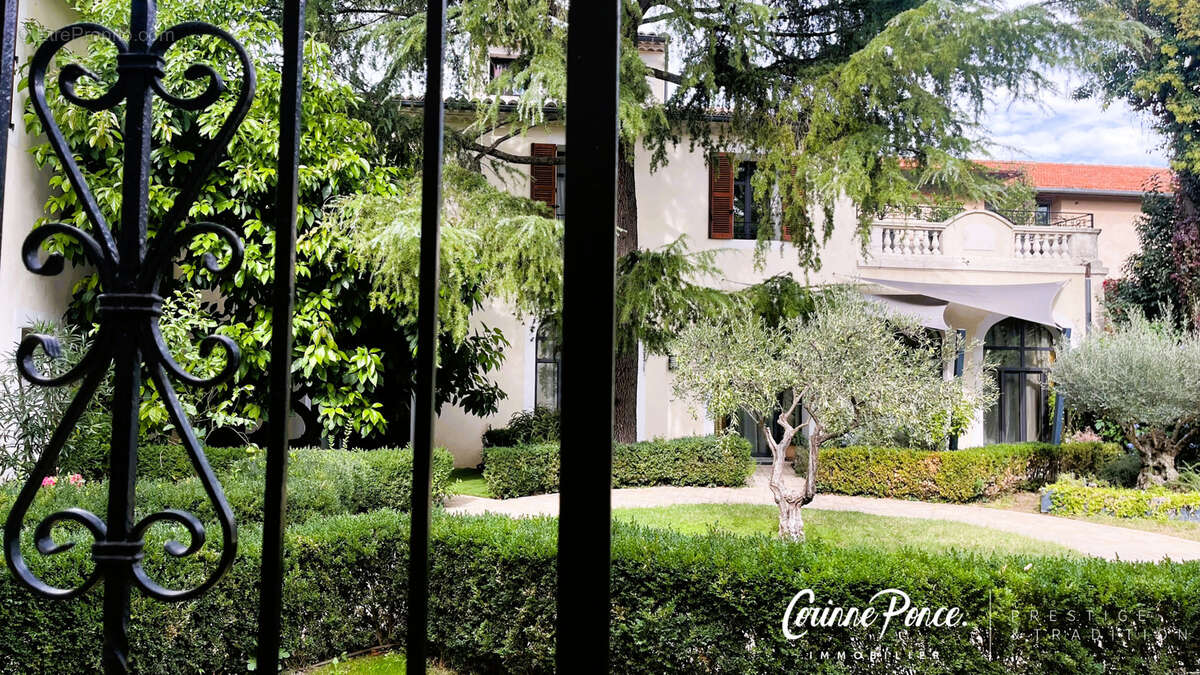 Nimes centre  appartement 145m2  de  standing avec patio terrasse jardin  et parking dans residence intime et - photo 2