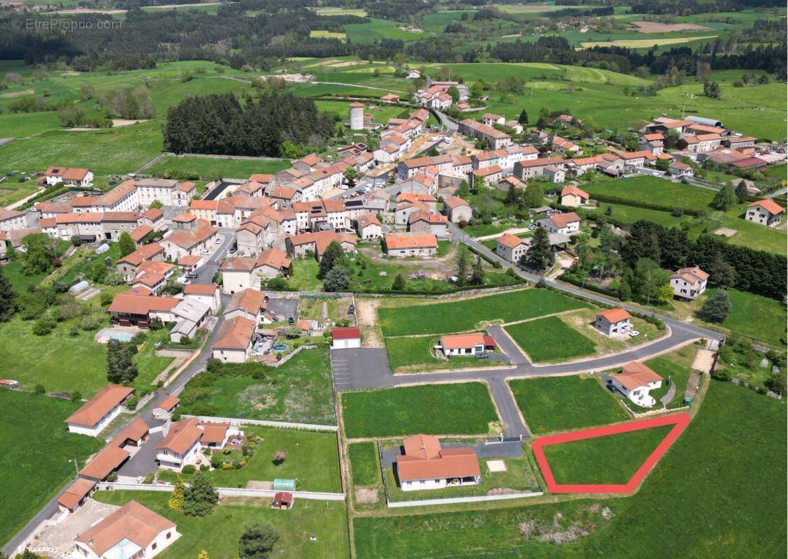 Terrain à SAINT-PIERRE-DU-CHAMP