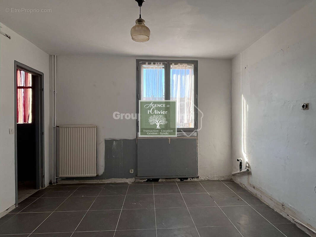 ARLES. Appartement T4 avec balcon - photo 3