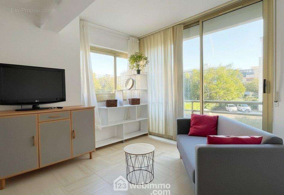Séjour lumineux avec belle ouverture sur l?extérieur offrant une agréable sensation d?espace - Appartement à SAINTE-MAXIME