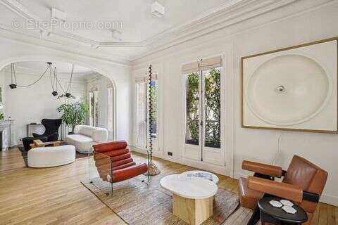 Appartement à PARIS-1E