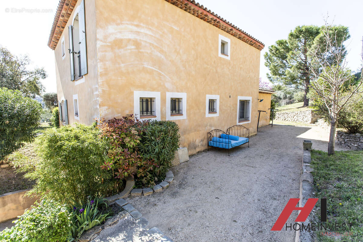 Vue et terrain a couper le souffle pour cette villa - photo 17