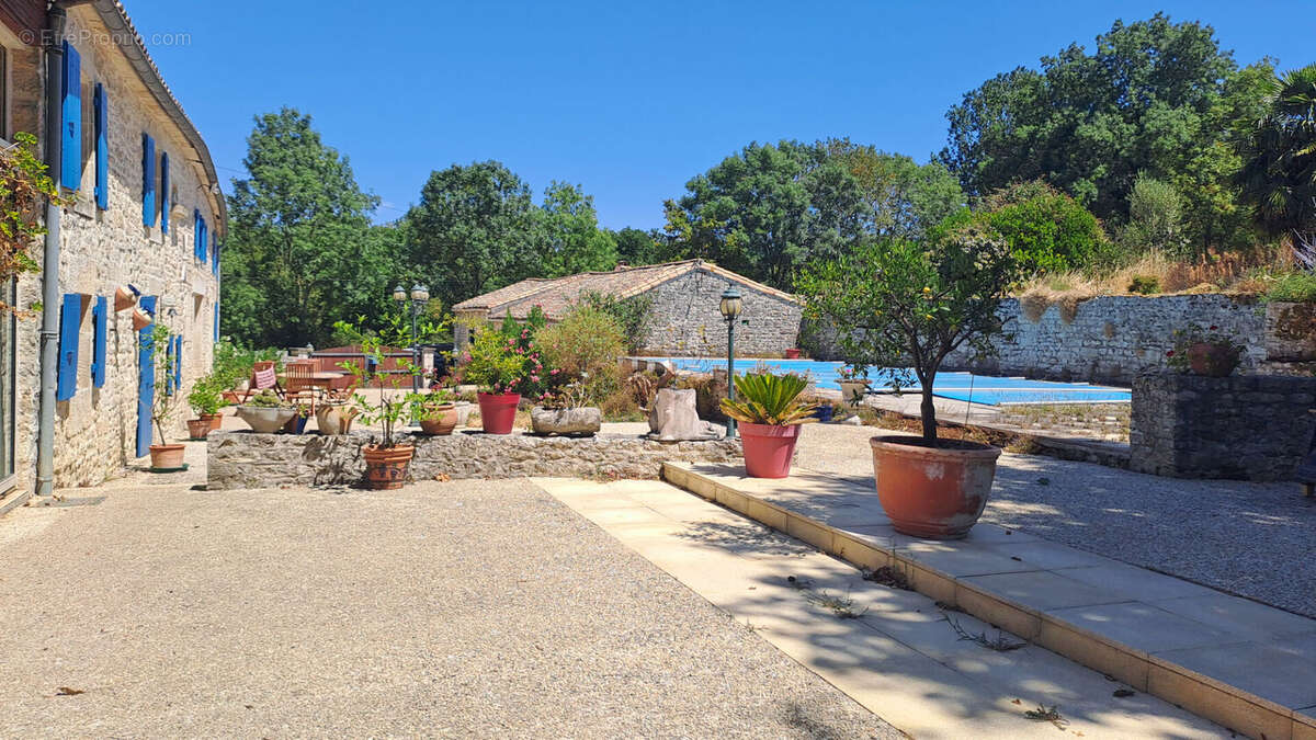 Maison 253 m² à Germond-Rouvre  - photo 2