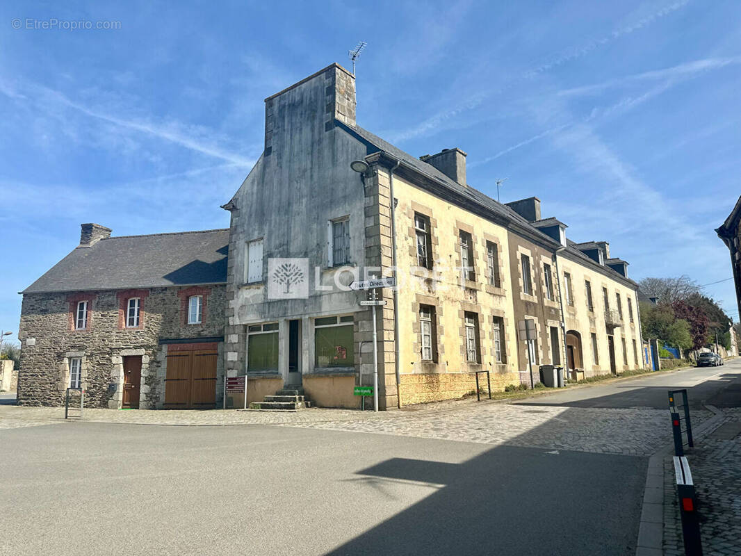Maison à LA ROCHE-DERRIEN