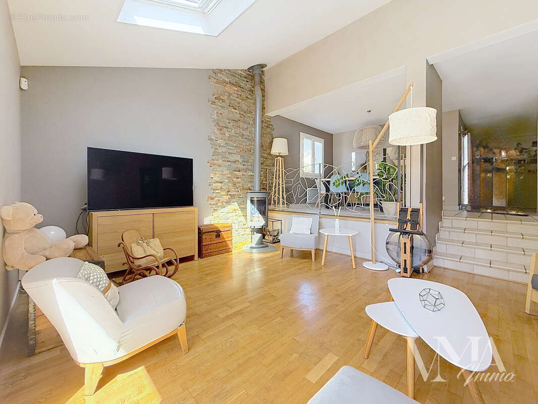 LA TOUR-DE-SALVAGNY   Maison familiale 7 pièces avec piscine 650 000 €  146 m2 Carrez  Terrain 631 m2 - photo 4
