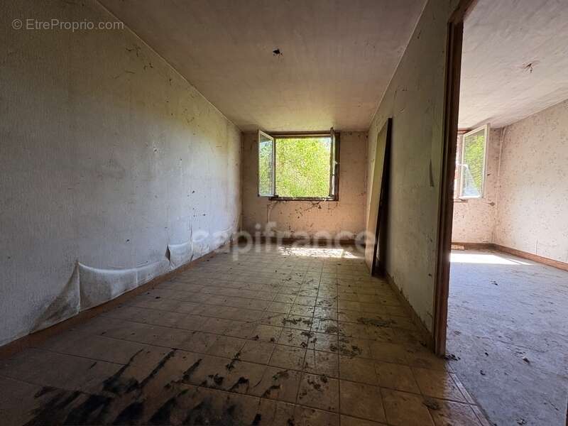 A. SAINT THURIN (42) Maison de 65 M2 avec garage attenant et parcelle de bois de 4400 m2 - photo 4