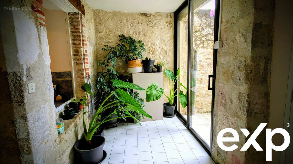 dégagement entre cuisine et accès terrasse - Maison à ASTAFFORT