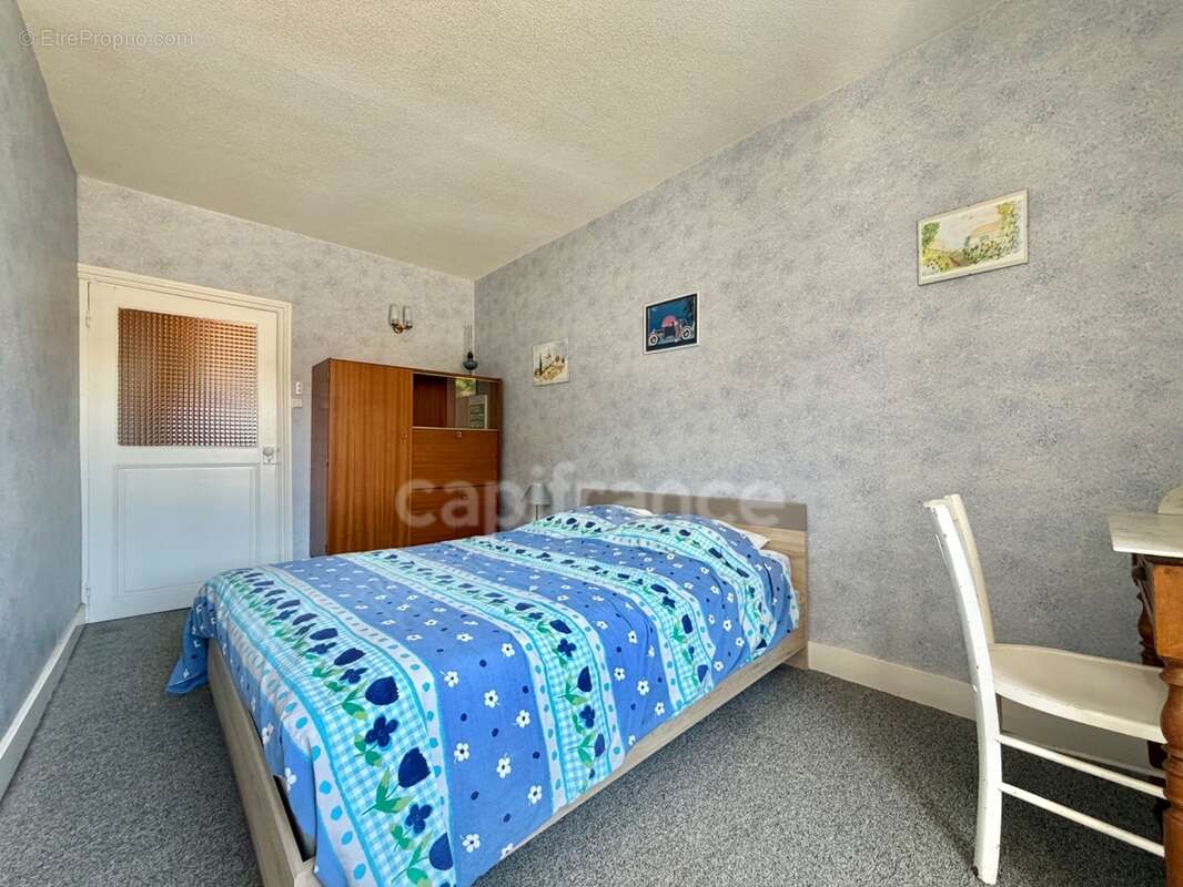 Maison de bourg de 100 m2, 3 chambres, terrain attenant de 371 m2 + 2450 m2 indépendant, 200 m2 de dépendances, caves, fibre opt - photo 16