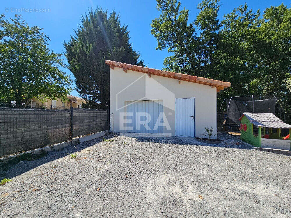 Maison à ROULLET-SAINT-ESTEPHE