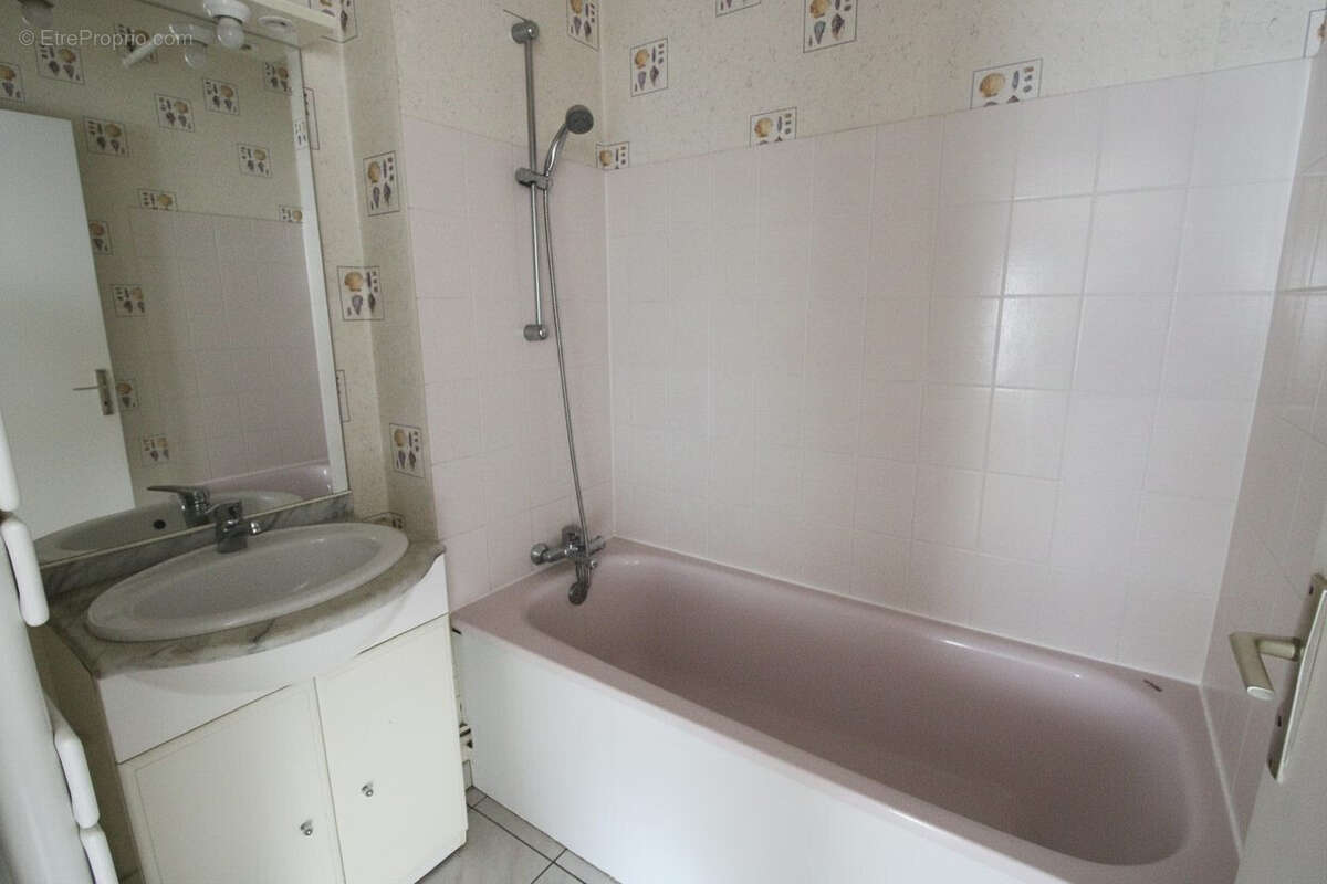 Appartement à LE MESNIL-SAINT-DENIS