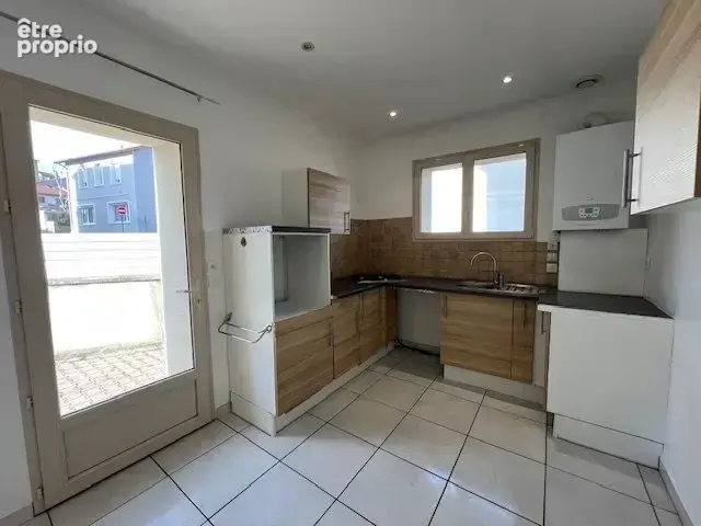 À saisir – Rare sur le secteur ! Appartement T2 en rez-de-jardin avec cour privative À deux pas du centre-ville de Roche-la-Moli - photo 2