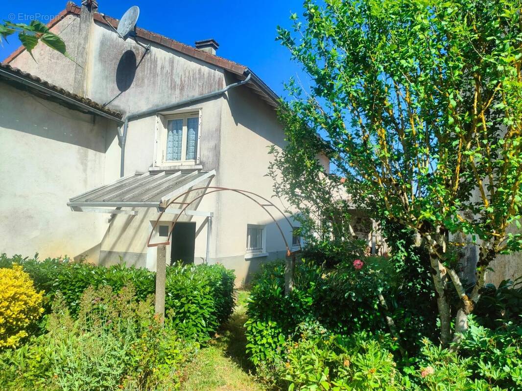 Appartement à CHAMPAGNAC-LA-RIVIERE