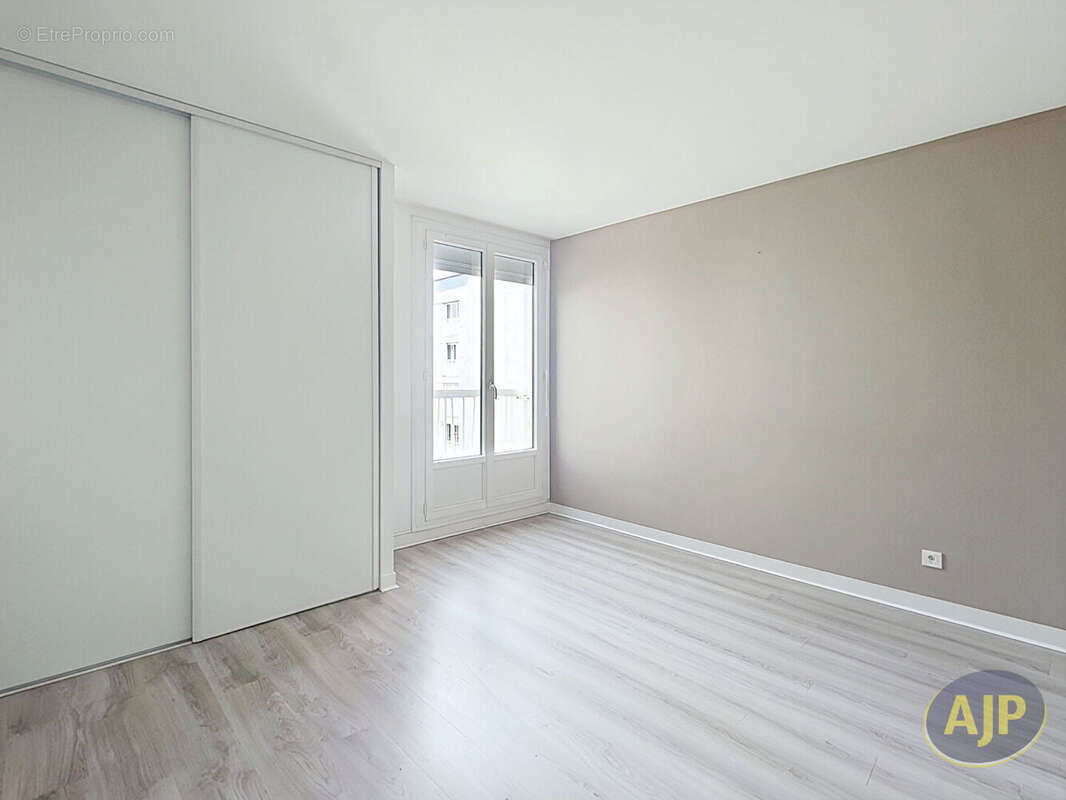 Appartement T4 - 3 chambres - BOURG L'EVEQUE - photo 3