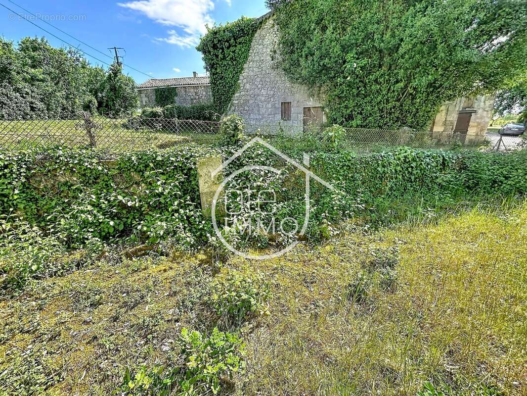 Saint-Philippe-d'Aiguille : Maison de charme à rénover - photo 23