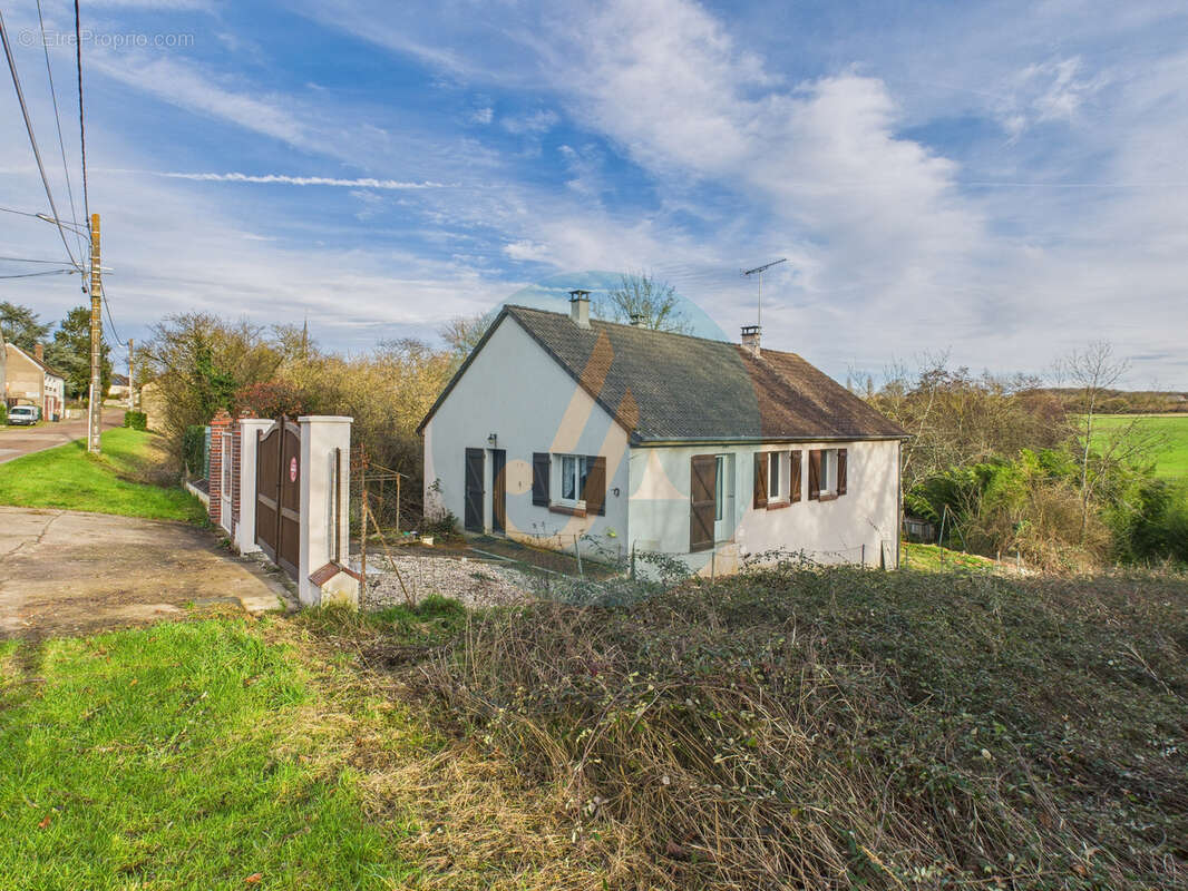 Maison à FAVERELLES
