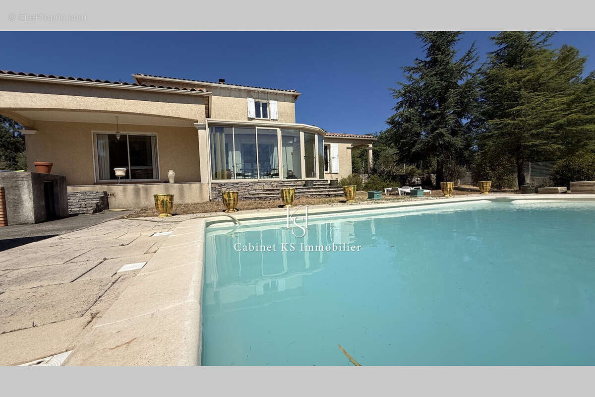 Maison 210 m² à Saint-Maximin-La-Sainte-Baume  - photo 2