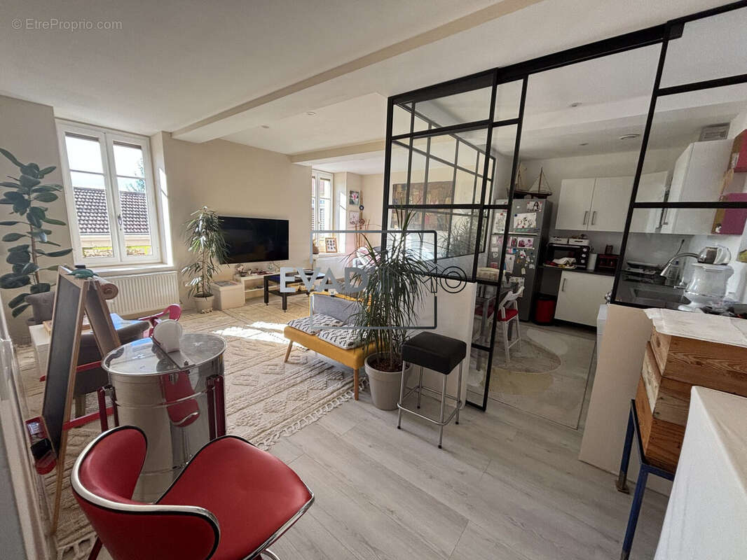 Appartement à CHAZELLES-SUR-LYON