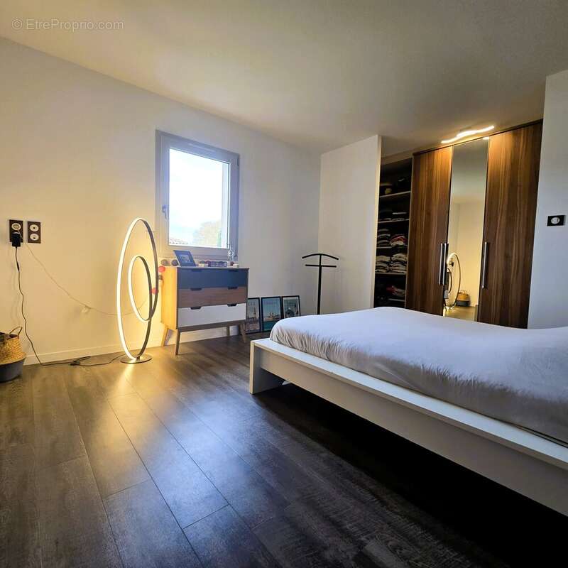 Maison à BAGE-LE-CHATEL