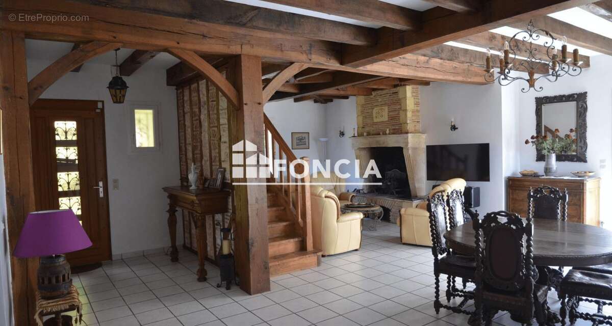 **Maison d'architecte périgourdine avec dépendance, piscine couverte à finaliser et vaste terrain en bord de Dordogne. À 800 m d - photo 5