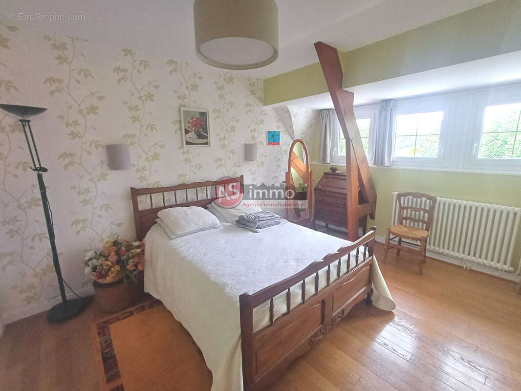 Très Belle Maison de Carractère 4 Chambres dans Bourg tous commerces. - photo 9