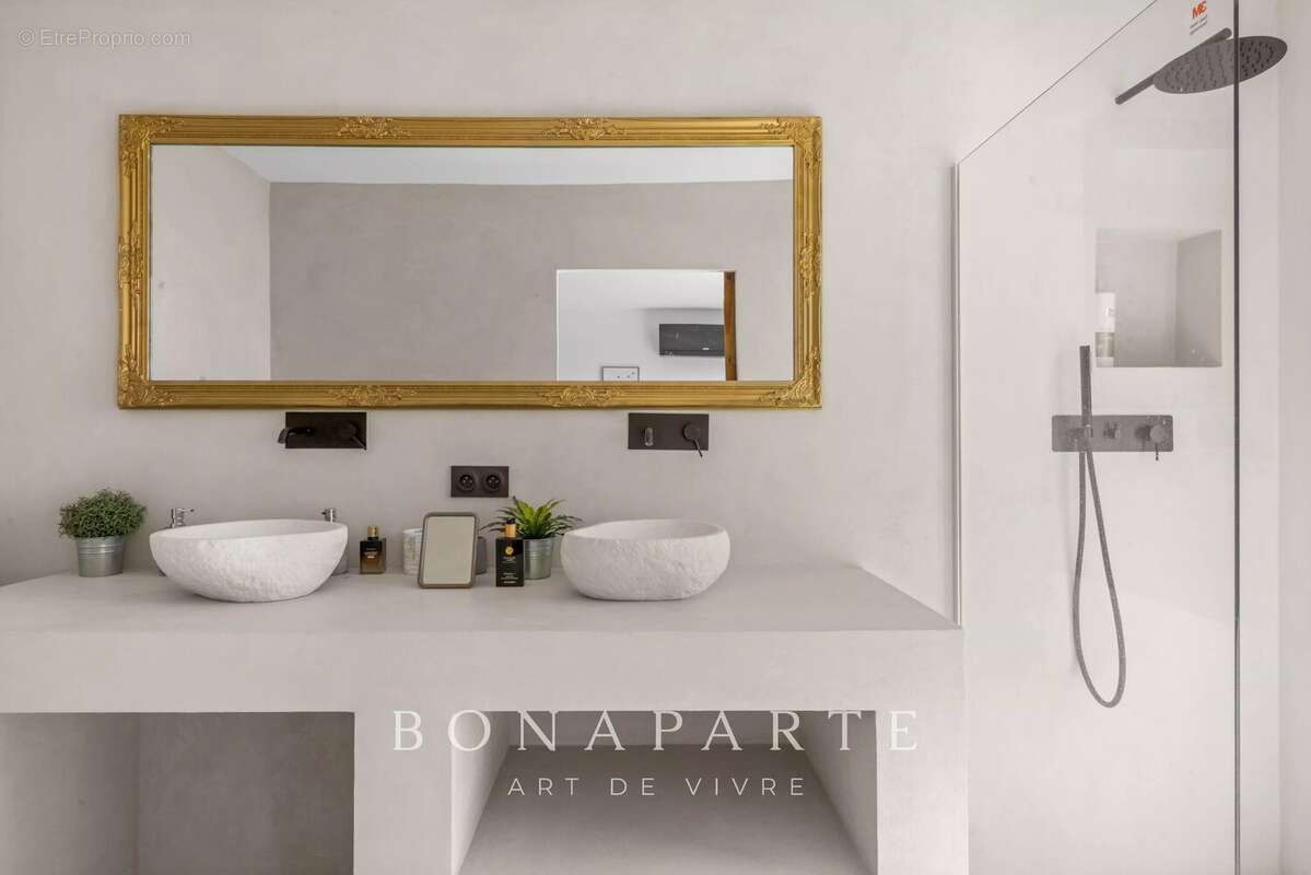 Aux portes de SUPER CANNES, élégante villa entiérement rénové - vue mer panoramique - position dominante - photo 19