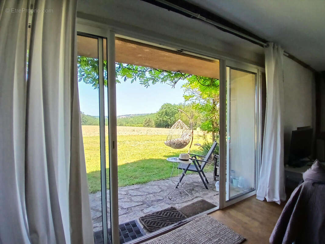 Superbe grange aménagée attenante à une maison en pierre d'origine, avec piscine et vue imprenable. - photo 10