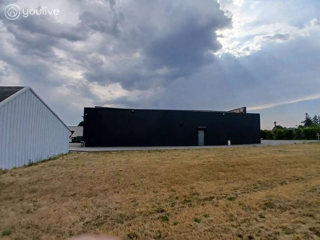 Ensemble immobilier d'activité de 770 m² avec revenu locatif immédiat – Terrain clos de 2 300 m² - photo 7