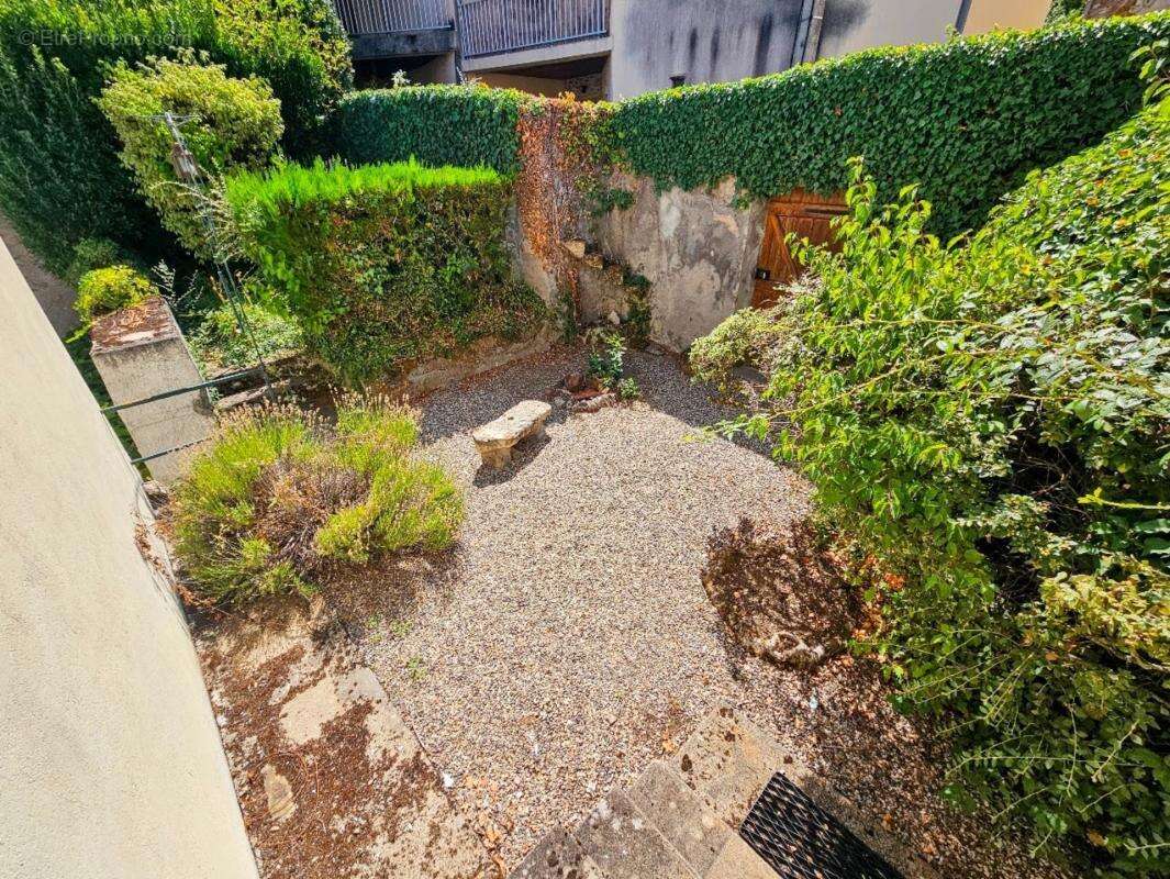 Maison à vendre 7 pièces - 180 m² - Extérieurs - 2 garages à VERTAIZON (63) - photo 3
