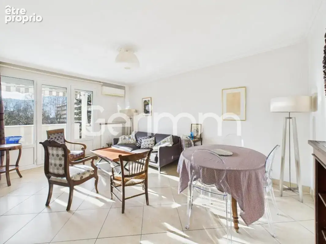 Vente - Appartement - 3 pièces + cuisine - 75 m² - 215 000 € - - photo 4