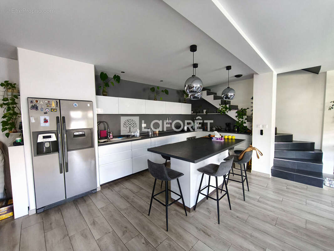 Maison de plus de 100 m², située dans un quartier calme et recherché, à proximité du centre-ville. - photo 3