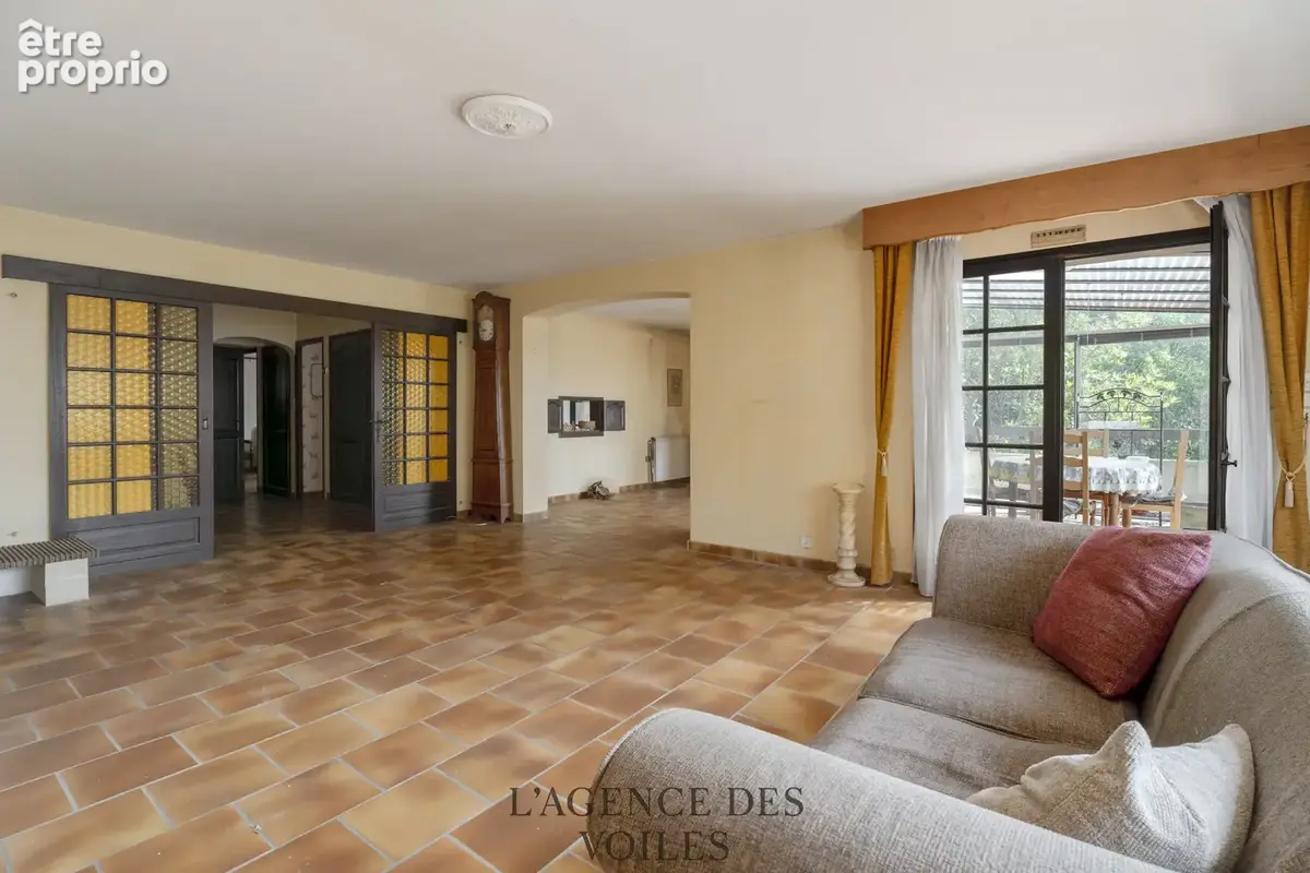Maison individuelle T5/T6 sur sous-sol avec jardin, terrasses, et piscine - photo 3