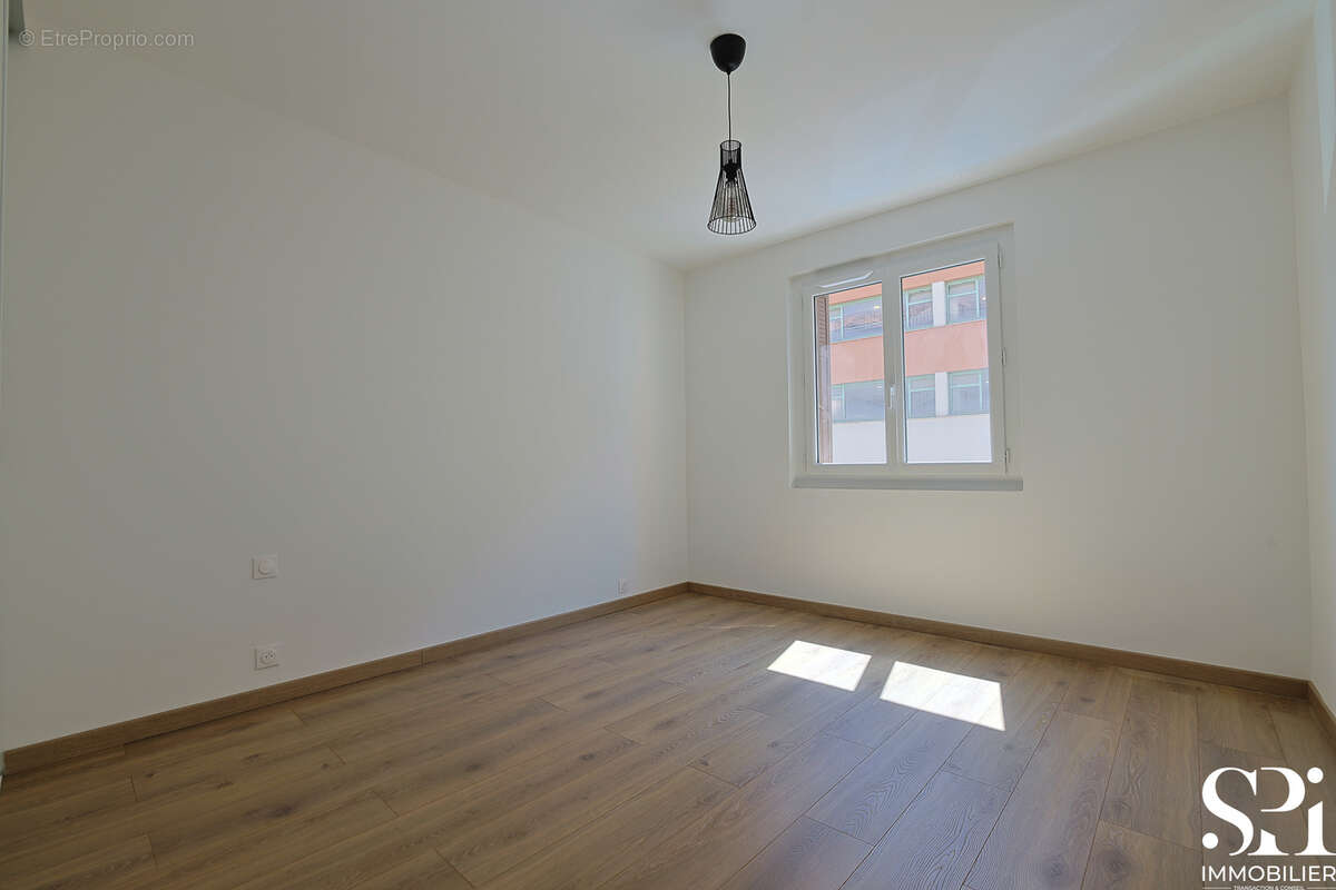 Hyères Gare   T3 rénové 65 m2, deux balcons, à 10 min des plages - photo 9