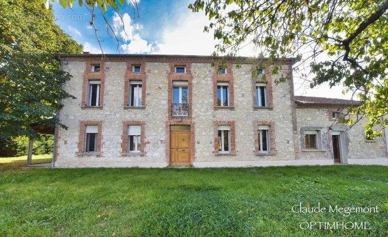 Superbe propriete avec maison de maître renovee a proximite de lavaur - photo 1