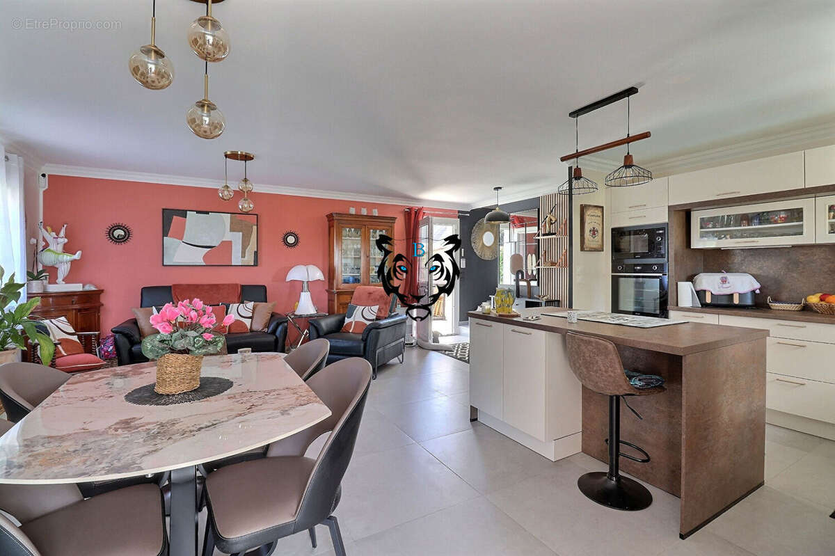 Maison à ROQUEBRUNE-SUR-ARGENS