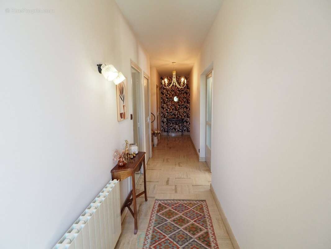 Agréable et lumineuse traditionnelle sur sous-sol complet - Belle parcelle paysagée de 2 800 m² - photo 4