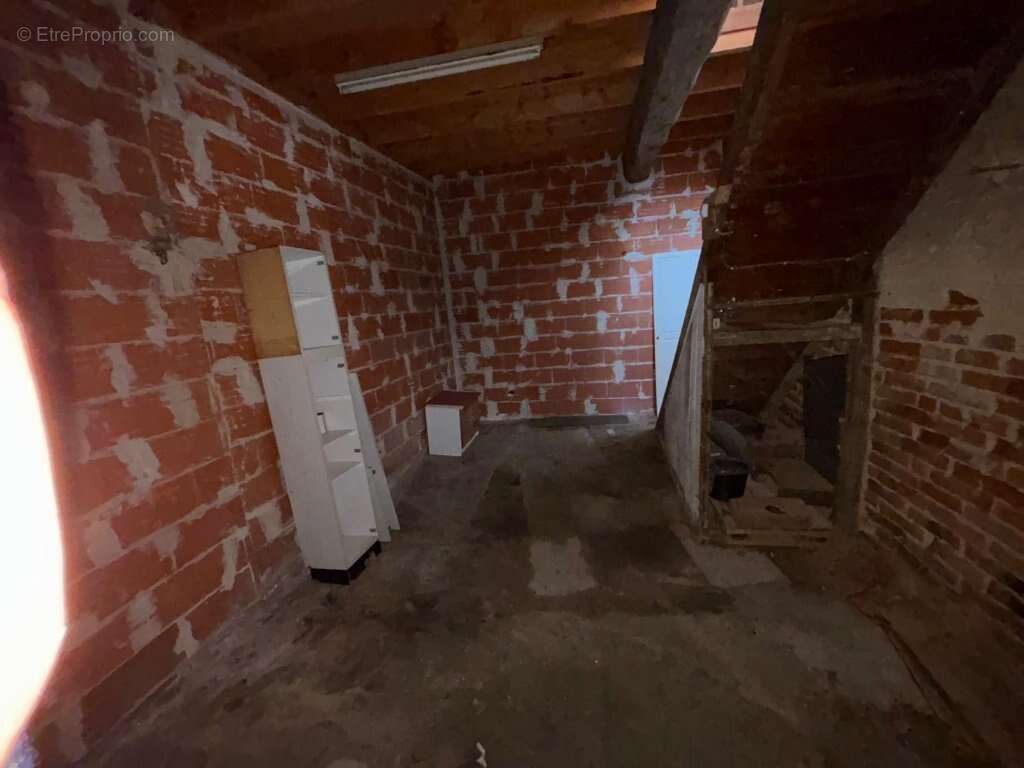 Parking à SAINT-JUST-SAINT-RAMBERT