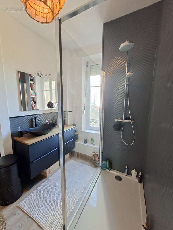 Nancy , appartement de charme 95 m2 , 2 chambres , 2 salles de bain, belle pièce de vie - photo 7
