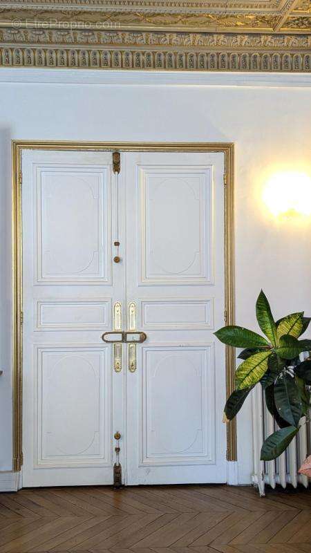 Commerce à PARIS-9E