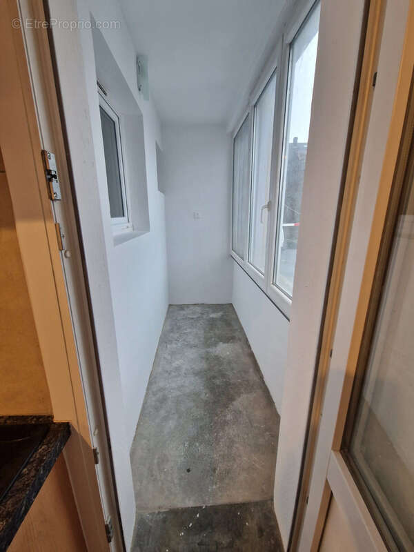 F3 entièrement rénové avec loggia et cave - photo 7