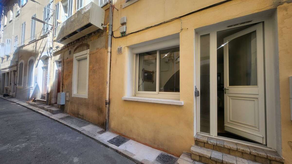 LA CIOTAT APPARTEMENT T2 ENTIERREMENT RENOVE - parfait état - - Appartement à LA CIOTAT